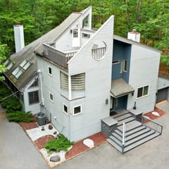 Modern Creek-front, Hot Tub, Volleyball court