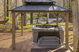 Creekfront Rustic Log Cabin